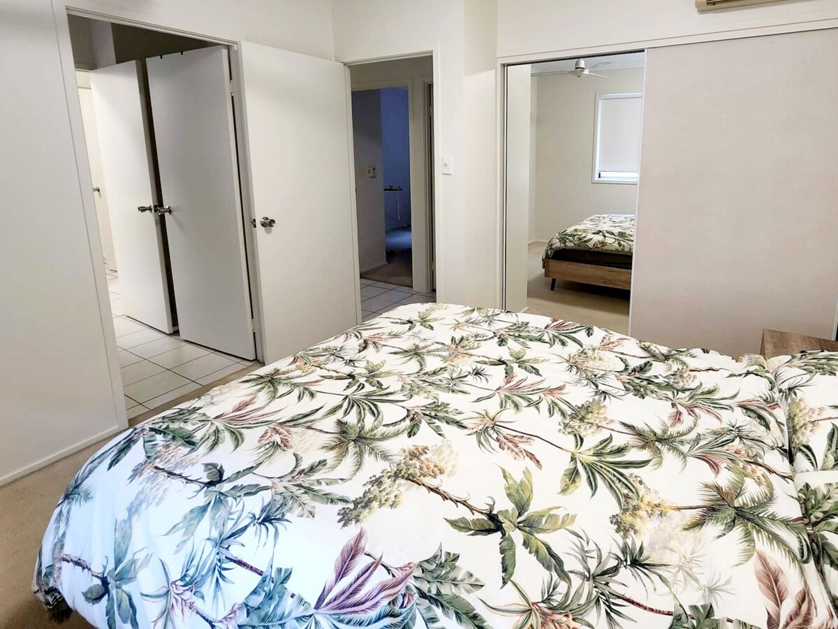 メインマスターベッドルームはバスルームとシャワーに直接アクセスできます。