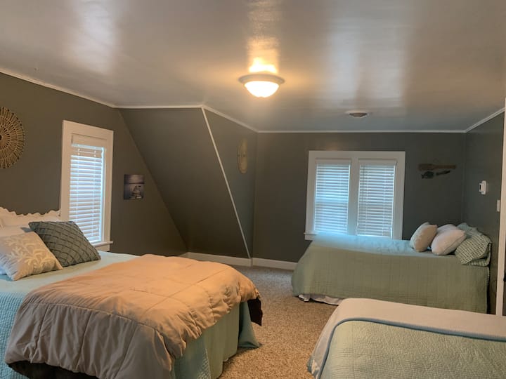 "Chumba cha ghorofa" chenye vitanda 3) vyenye ukubwa kamili vilivyo kwenye ghorofa ya pili 