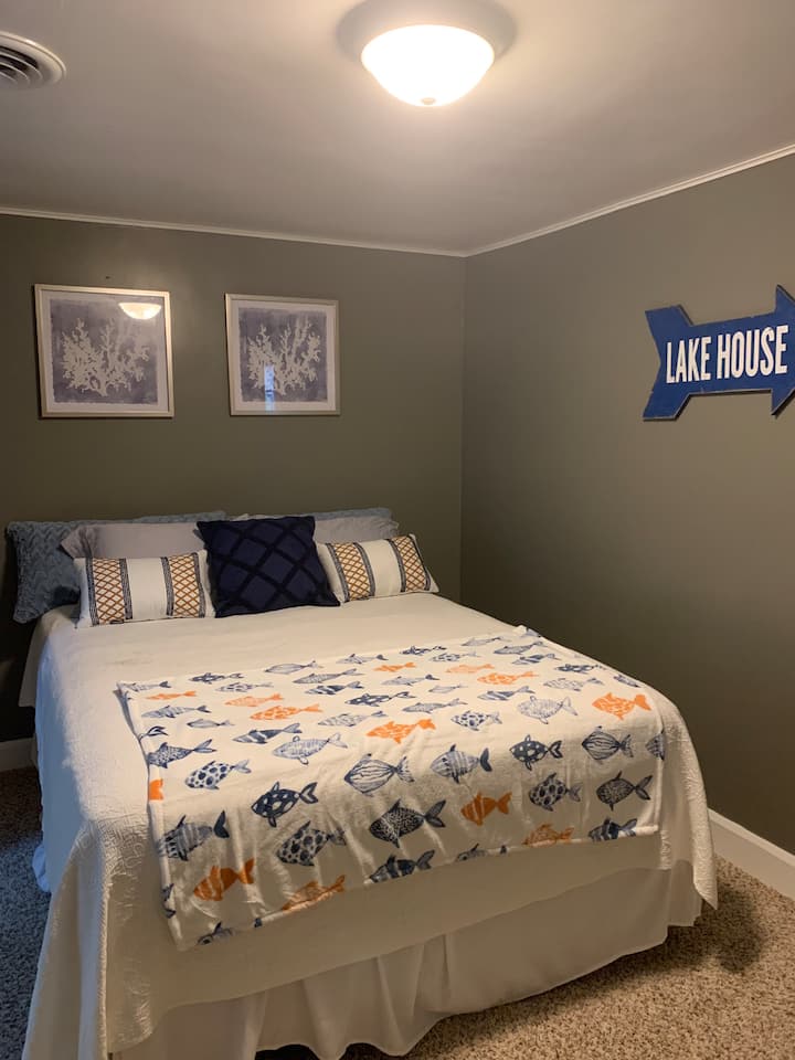 Chumba cha kulala cha Queen kilicho kwenye ghorofa ya pili 