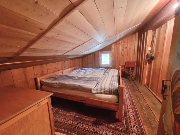 Spavaća soba u potkrovlju s dva odvojena kreveta (2 kreveta) (niska visina stropa i pristup ljestvama).