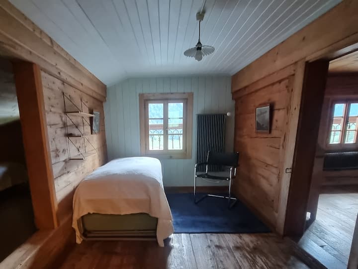 Mala spavaća soba s pomoćnim krevetima (2 kreveta za jednu osobu) (dostupan je dječji krevetić)