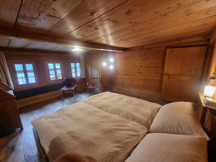 Glavna spavaća soba s bračnim krevetom