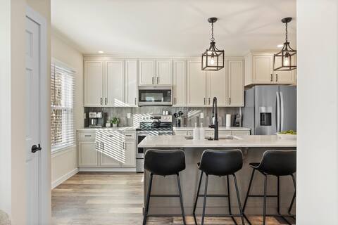 BRAND NEW HOUSE*Baseball*1 mile to CASV*