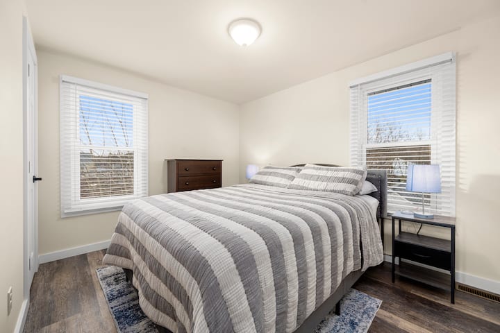 2/3二楼卧室-标准双人床