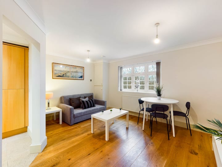 Lovely Redhill Town Centre Apartment & Parking - Redhill