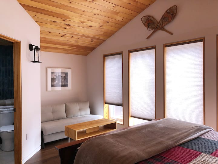 Mason Suite со брачен кревет (широк 150-179 см) и масивен поглед кон шумата.