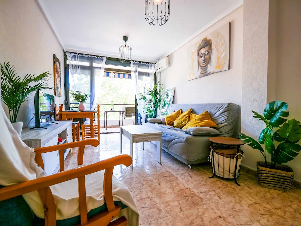 Proprietà Airbnb di successo: Glamorous Apartment Facing Park 300 m. Beach a Guardamar Del Segura