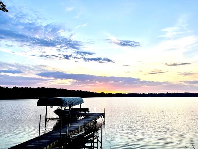 Modern 4 Bed/3 Bath LOG Cabin HOT TUB & SAUNA! gallery image 2