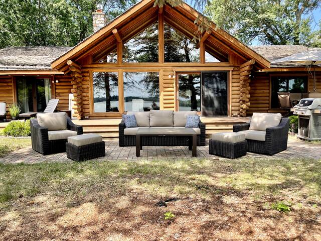 Modern 4 Bed/3 Bath LOG Cabin HOT TUB & SAUNA!