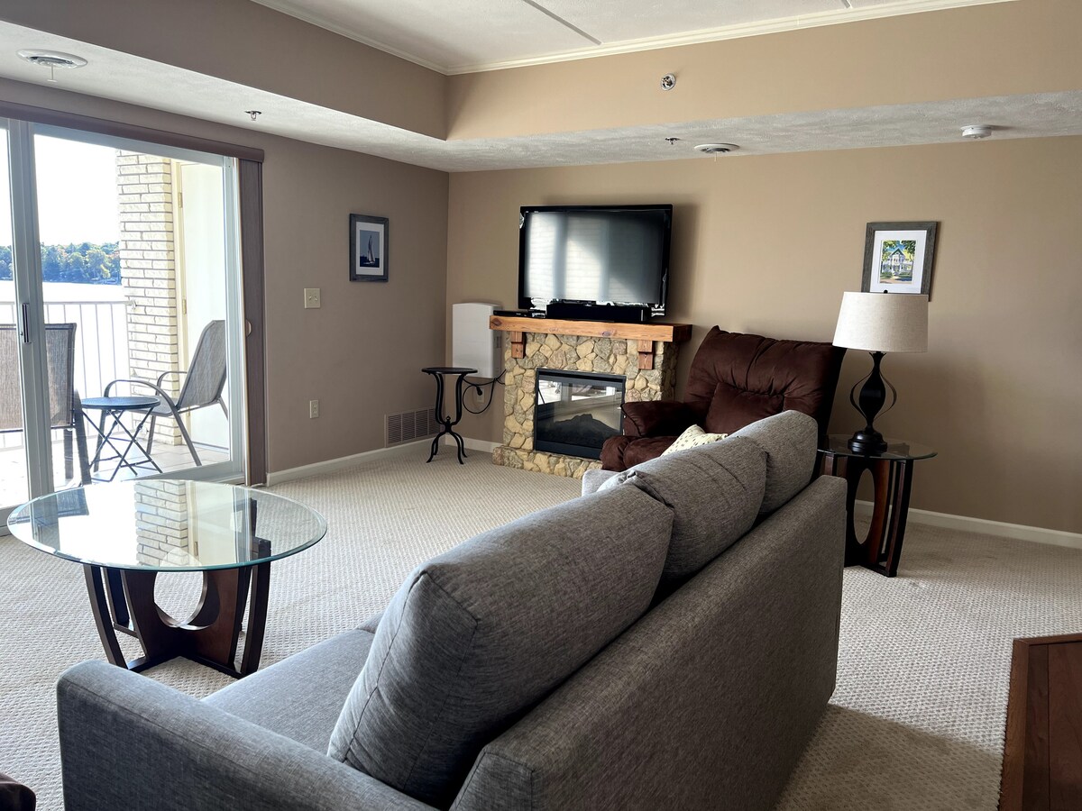 Sebule yenye starehe sebule yenye mwonekano wa ziwa. Ingia kwenye kifaa cha kustarehesha cha kustarehesha kando ya meko ya umeme asubuhi ya baridi!