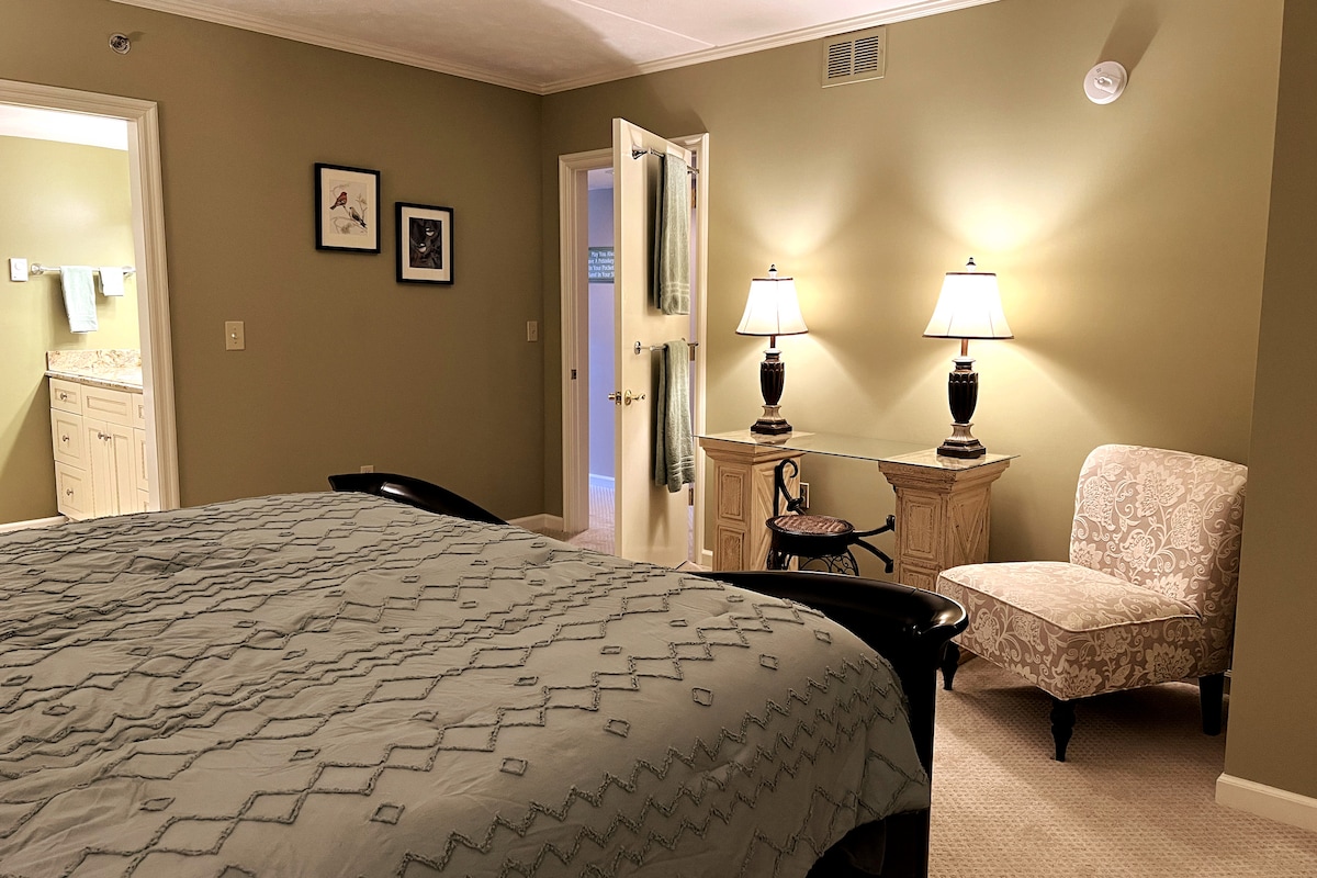 Ofisi na sehemu ya kukaa katika chumba cha kulala.