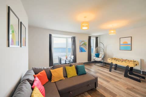 Large seafront apt, sea views, balcony and parking