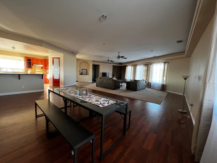 The Desert Den - Cozy Home With A Nice View - Hesperia, CA