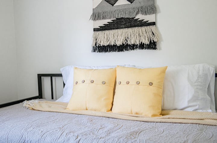 Спалня 4. На първия етаж. Двойно легло с разтегателен диван. 