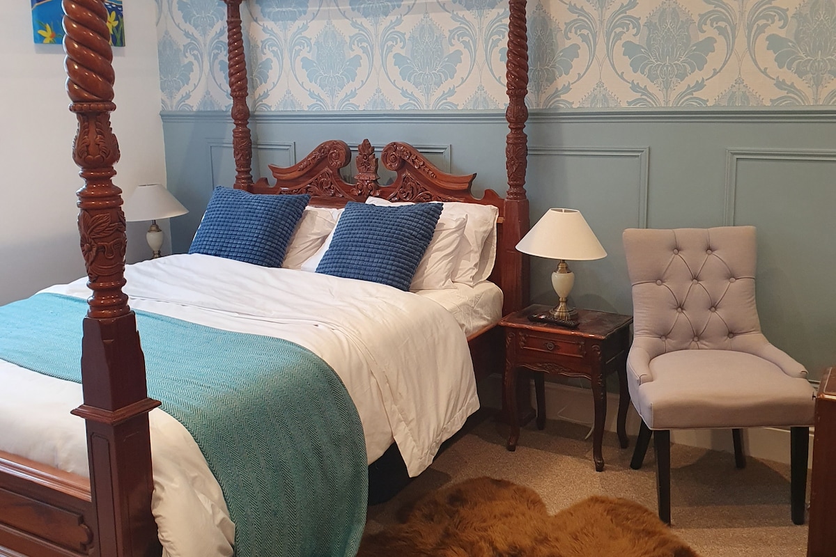 Slaapkamer 1 is voorzien van een kingsize hemelbed en vintage meubels, evenals een netwerk-tv en een eigen badkamer in drie treden. 