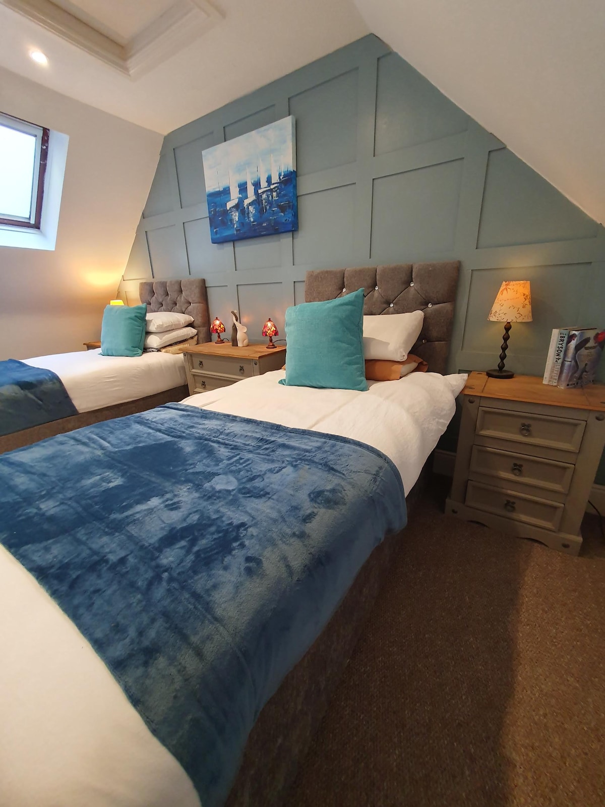 Slaapkamer drie biedt configuratie voor maximaal vier gasten. De twee eenpersoonsbedden hebben extra eenpersoonsmatrassen onder die tot dezelfde hoogte kunnen komen.  Op deze manier kan deze kamer indien nodig worden geconfigureerd!