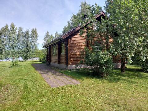 Beautiful cottage by the lake. Wood sauna.
