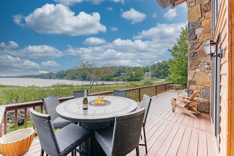 *Quiet Waters LakeFront Escape*