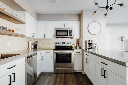 Style! Lux kitchen. Spacious. 2 Queen beds.