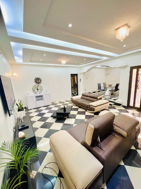 Modern 5 bedroom villa with pool