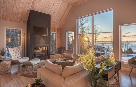 Successful Airbnb property: Home away from home - Chalet le Natür, Cozy & Spa in Les éboulements