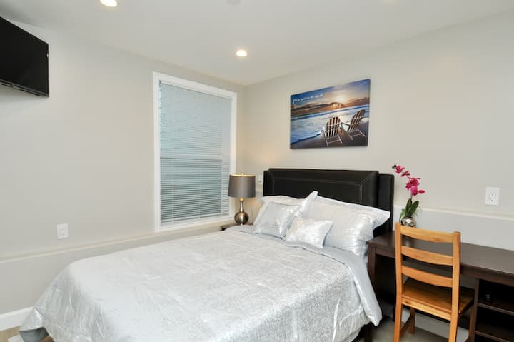 Modern Remodeled Bedroom with An Ensuite Bathroom - Houses for Rent in ...