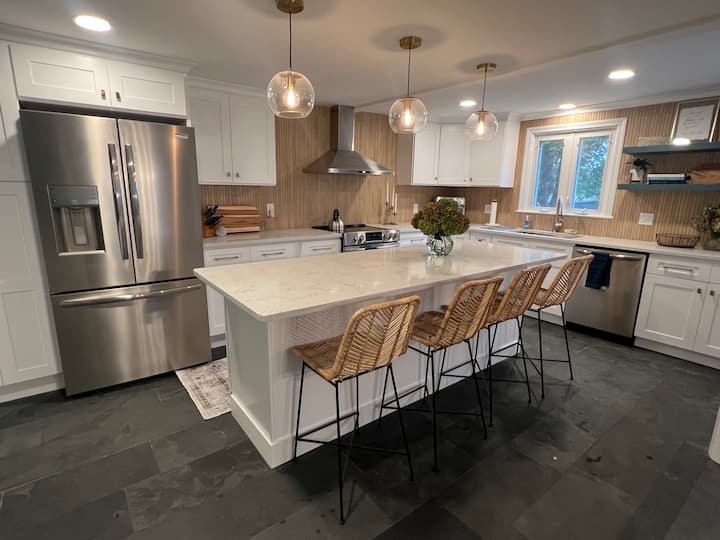 Comfy Cottage Near Newport with Hot Tub