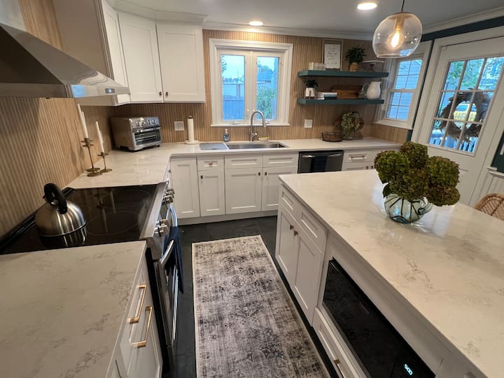 Comfy Cottage Near Newport with Hot Tub