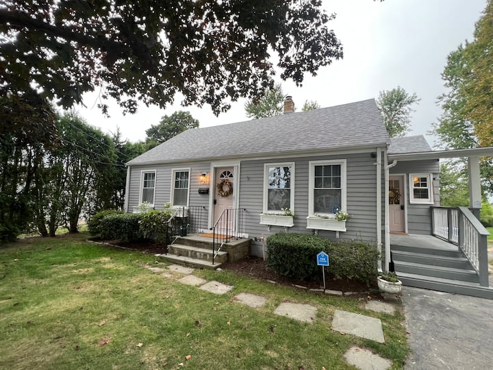 Comfy Cottage Near Newport with Hot Tub