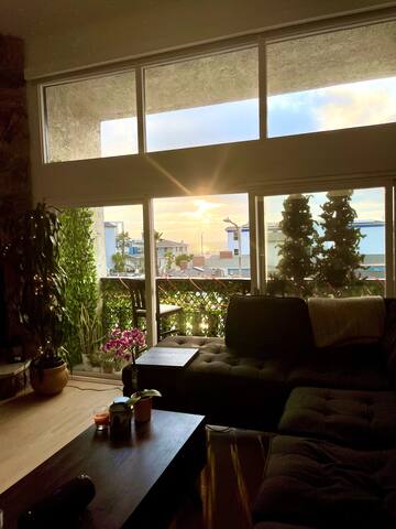 Ocean View – 1/2 Block off Hermosa Sand – 2 Garage gallery image 2