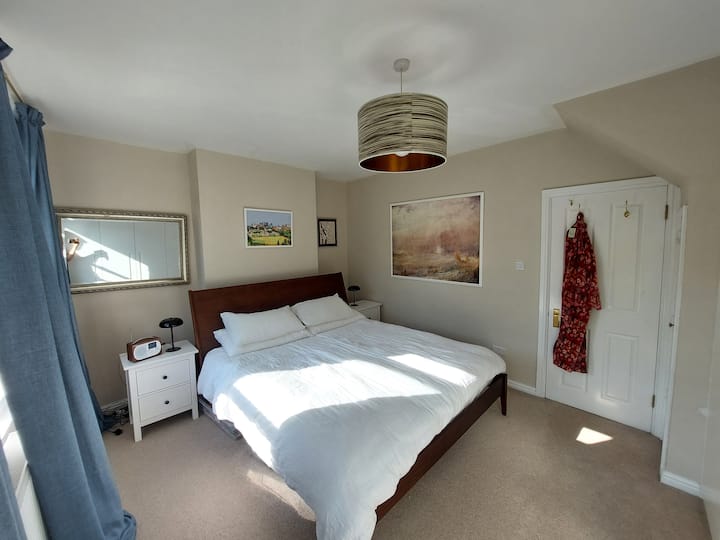 ห้องนอนใหญ่พร้อมเตียงคิงไซส์พิเศษ