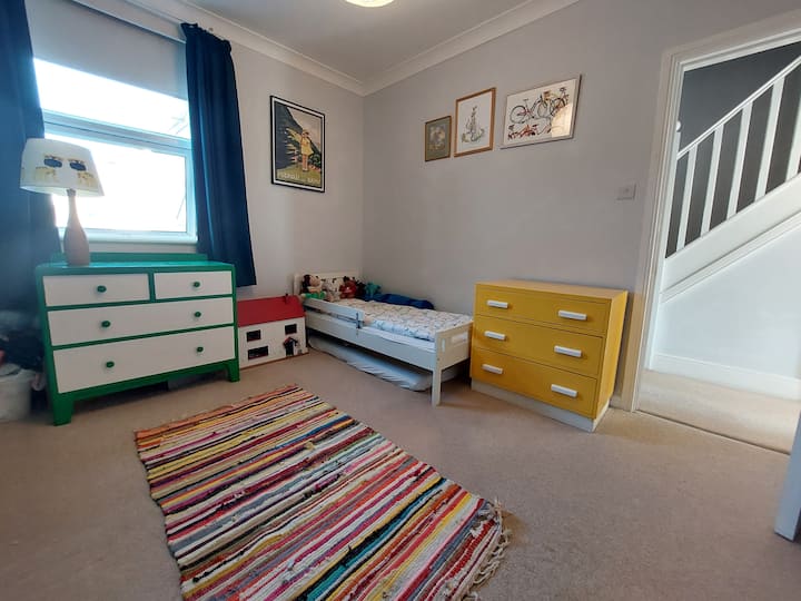 ห้องนอนเด็ก 2 พร้อมเตียงเด็ก