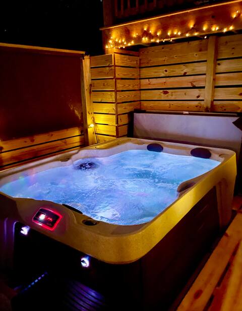 Renovated cottage near the New River with hot tub