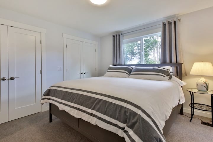 Bračni krevet (180 – 220 cm) na glavnoj etaži. Ova spavaća soba ima i dva velika ormara i kupaonicu s tušem