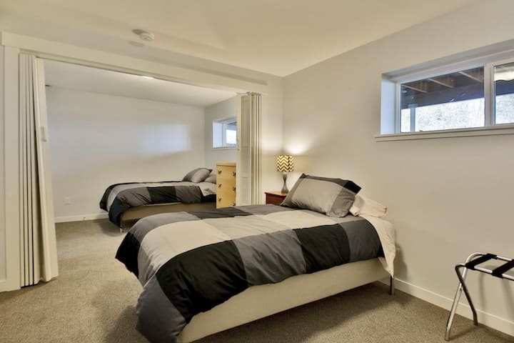 Spavaća soba na nižoj razini s dva odvojena kreveta. Pregrada može biti otvorena ili zatvorena kako bi se osigurala veća privatnost