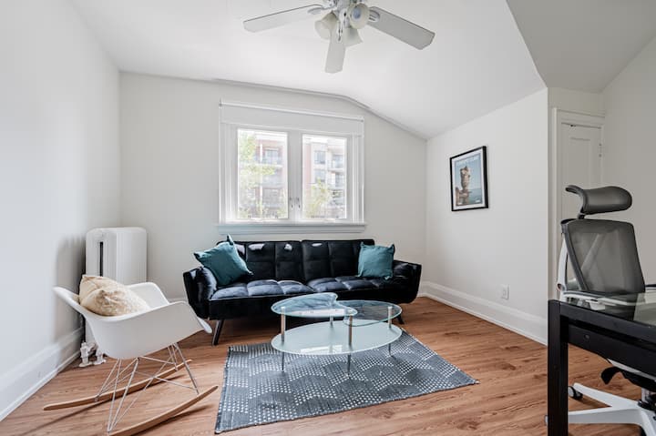 Офис на горния етаж с бюро и пълноразмерно детско креватче. 