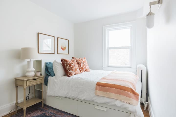 Двойно легло с дрешник, разположен в задната част на дома. 