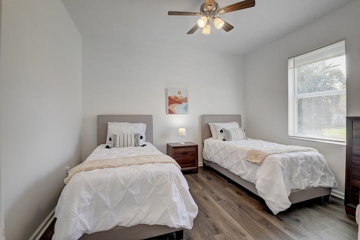 Ორადგილიანი საძინებელი ოთახი დიდი კარადით და ბევრი უჯრით.