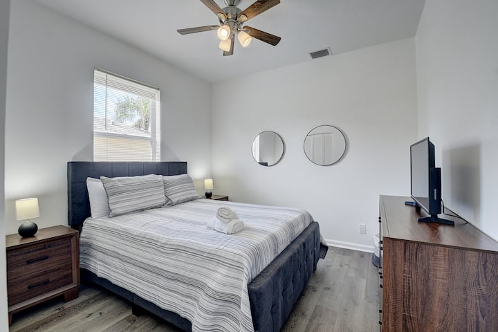 Დედოფლის ზომის საწოლი ჩვენს ლამაზ და მყუდრო ოთახში. 