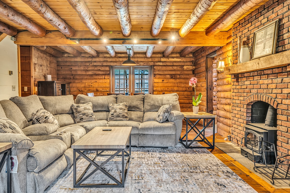 Top Airbnb: Private Cabin w/ Golf Sim and Ultimate Game Room in Rutland