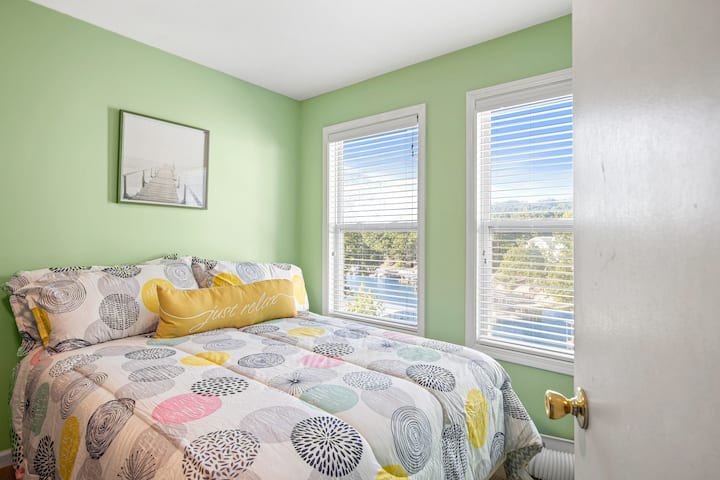 Spavaća soba 1 ima bračni krevet (160x200) i 2 kreveta na kat.