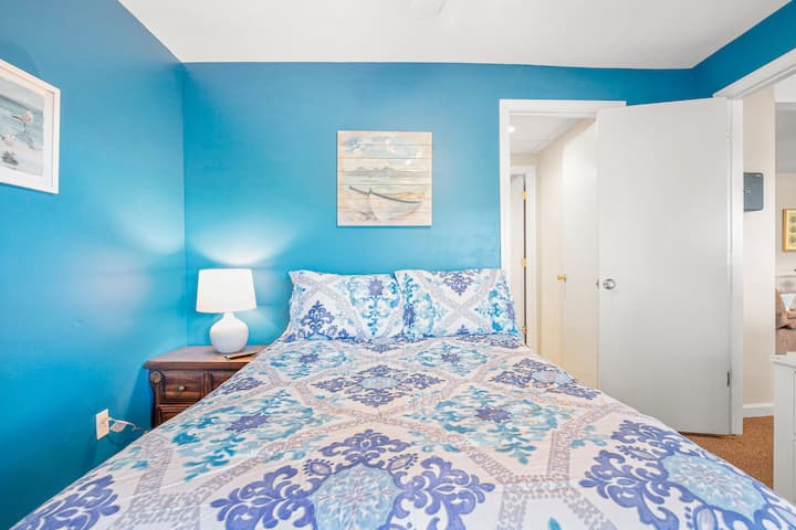 Donja četvrta spavaća soba ima pametni televizor i krevet pune veličine.