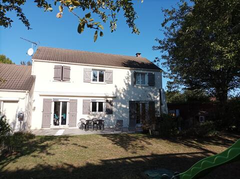 Warm and quiet house, close to golf and Paris