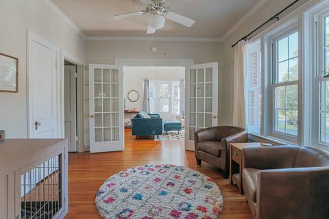 Downtown Riverview Castle with hot-tub & pool