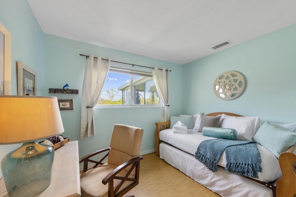 ห้องนอนที่สามมีเตียงแฝดสองหลังและยังสามารถทำหน้าที่เป็นสำนักงานโดยเฉพาะได้