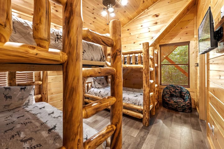 Un segundo dormitorio para niños con literas individuales y un televisor inteligente de 32pulgadas con Roku. Conectando con la habitación de los niños adyacente.