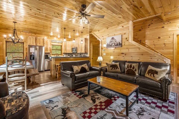 Cama extraíble de tamaño queen con nuevo colchón de espuma con gel de enfriamiento en la sala de estar principal.