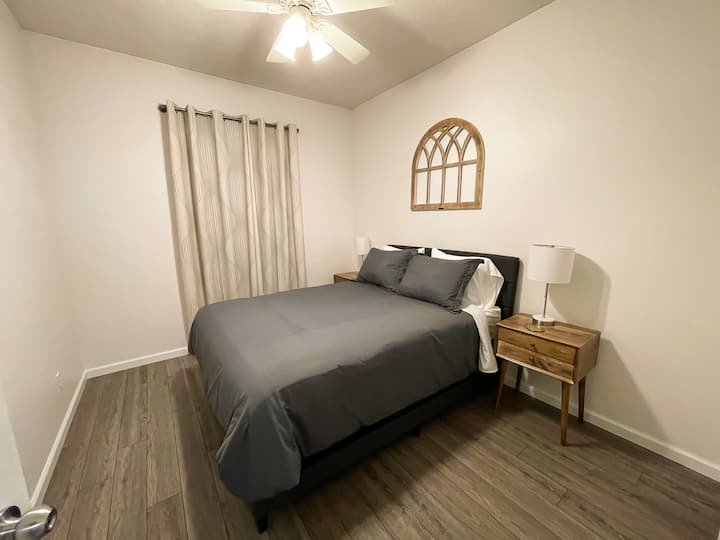 Спална соба 2 со брачен кревет (широк 150-179 см). Се наоѓа на горниот кат.