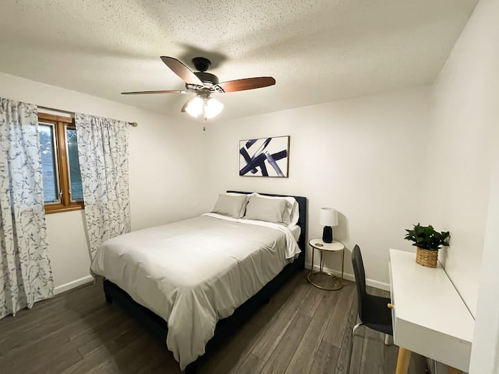 Спална соба 1 со брачен кревет (широк 150-179 см). Се наоѓа на горниот кат.