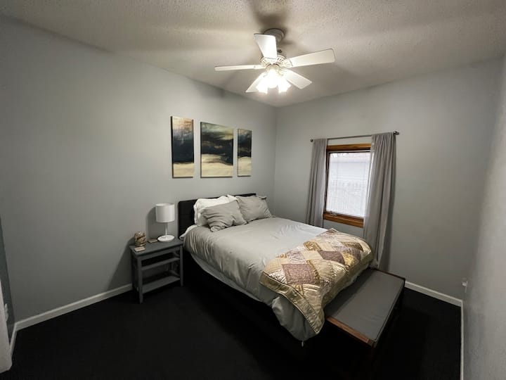 Спална соба 3 со брачен кревет (широк 150-179 см). Се наоѓа на горниот кат.